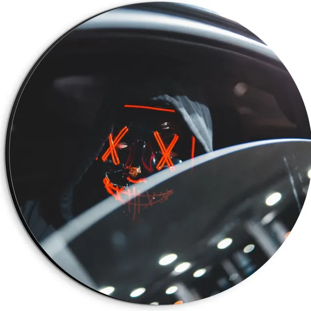 KuijsFotoprint Dibond Wandcirkel - Masker met Rood in de Auto - 20x20cm Foto op Aluminium Wandcirkel (met ophangsysteem)