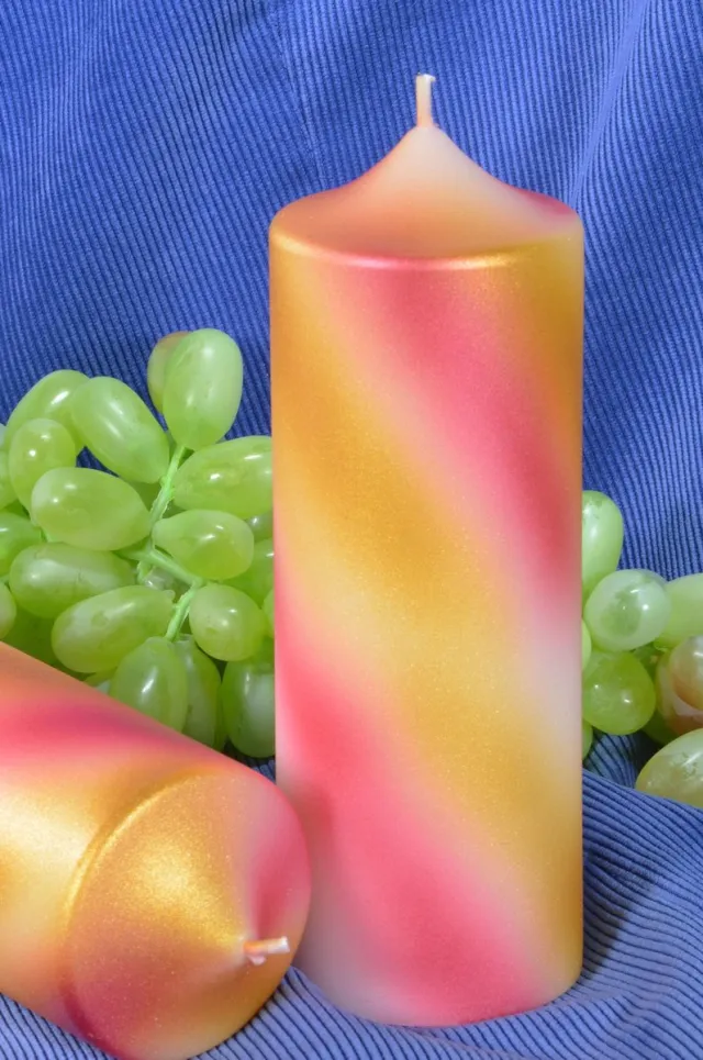 MilaNNE Candles by Milanne - Megagrote Klok kaars, type "PRAAG", uitgevoerd in GOUD, ROOD en een vleugje WIT
