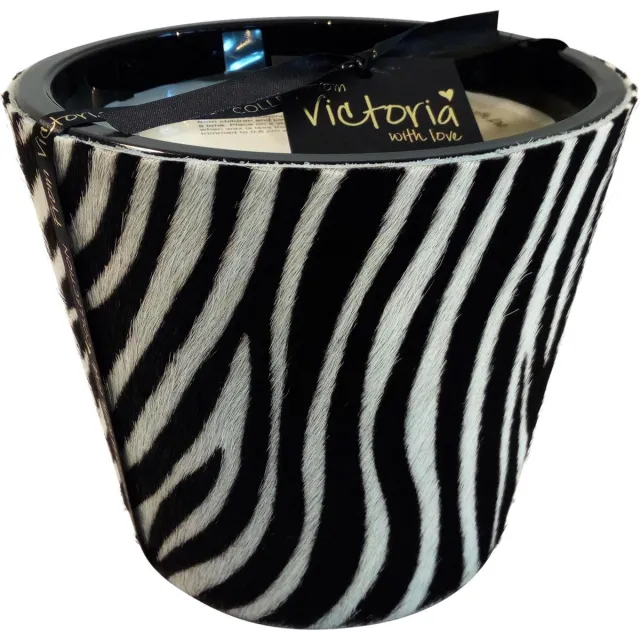 VICTORIA WITH LOVE Zebra - Medium - Luxe glazen kaars met etherische geuren - Zebra print op echte koehuid - 100 branduren ZWART/WIT