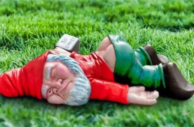 medj tuinkabouter-kabouter-tuinbeeld-beeld-humor-dronken-cadeau rood