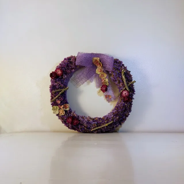 Juuls Gift Shop (merkloos) Charmante krans van paarse jutte met strik en hortensia diameter 38 cm