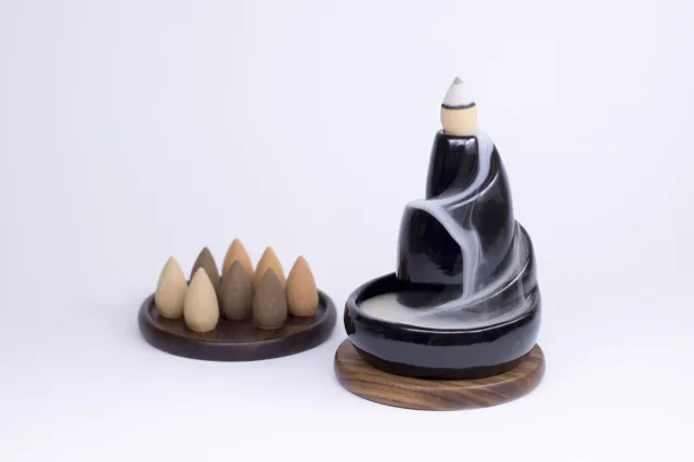 BinDesign Wierook Spiraal - Waterval Wierookhouder - Keramiek en Notenhout - Inclusief 9 Wierookkegels: Sandalwood, Agilawood, Thujawood - Zwart Glazuur - Backflow Zen Meditatie
