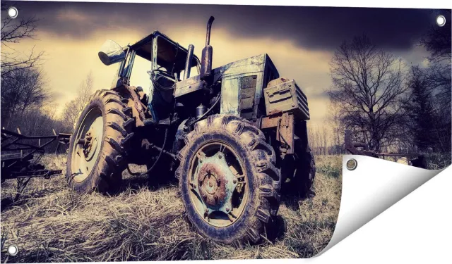 Gards Tuinposter Oude Tractor op het Grasveld - Trekker - 80x40 cm - Tuindoek - Tuindecoratie - Wanddecoratie buiten - Tuinschilderij Multikleur