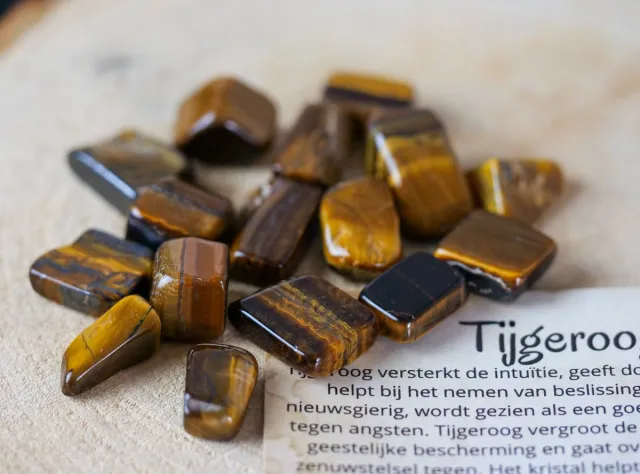 GemsByShy Tijgeroog Trommelsteen | Twee Stuks | Edelstenen - Perfect cadeau voor mannen en vrouwen - Inclusief uitleg - Spiritueel - Tigereye - Intuïtie - Zelfvertrouwen - Beslissingen - Studiesteen - Opmerkzaamheid - Angsten - 100% NATUURLIJK