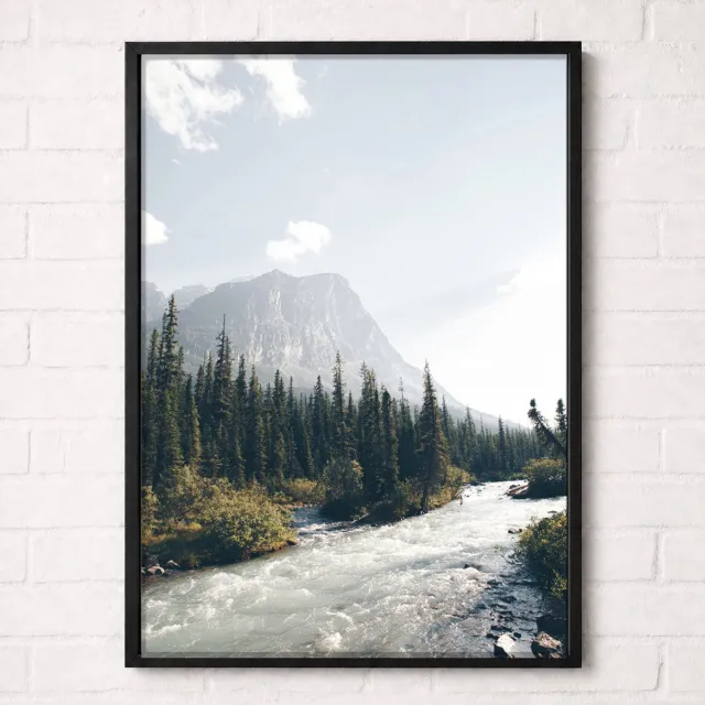 Kleurmedia Bergrivier onder de Toppen Poster - Mountain Water Collection - Natuur Posters - A2+ 43,2 x 61 cm Blauw