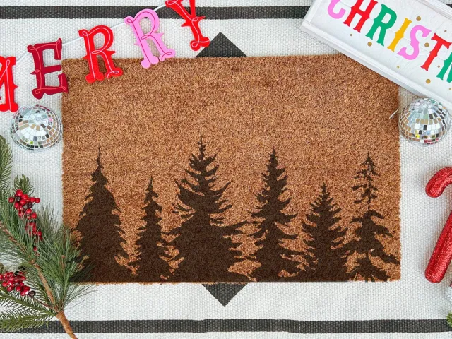 Laser Point Christmas Forest Trees | 90x60 cm | Nieuwe huis cadeau | Ingangsmat | Deurmat met stijl | Verhuizing cadeau | Praktisch & trendy | Perfect voor binnenkomst | Cadeau voor nieuwe woning Bruin | Zwart (Gravering 90x60)