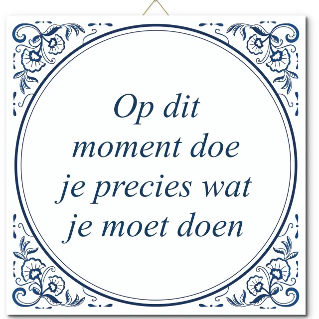 De Tegeltjesfabriek Tegeltje: Op dit moment doe je precies wat je moet doen (met hangertje) wit en blauw