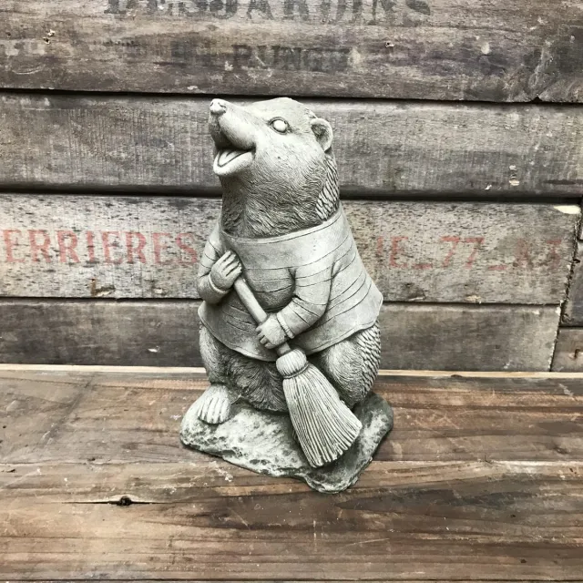 LO. Ornaments Betonnen tuinbeeld - egel met bezem grijs