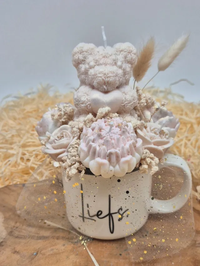 Kaarsgeschenk Kaarsenboeket Mug of candles - Bear Bloom - Kaars boeket - cadeau - Bloem kaarsen boeket - Candle bouquet - Kraam cadeau - Relatiegeschenk - Geschenk - Cadeau voor haar - Uniek cadeau - Origineel cadeau - Kaarsen Beige en roze
