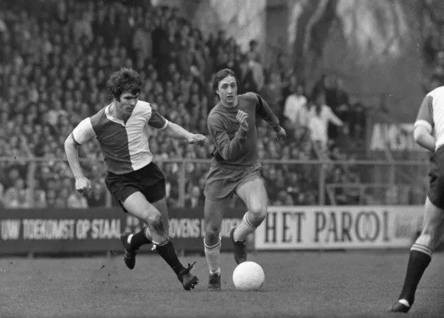 Esque Poster Johan Cruijff in duel met Willem van Hanegem - Ajax & Feyenoord - 50x70 cm - Voetbal - EK 2021 Losse Poster