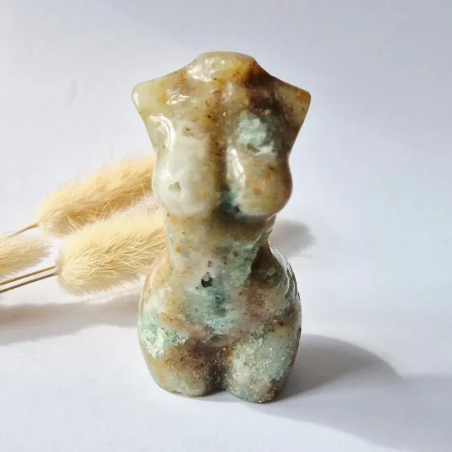 Moonlight Gemstones Caribbean Calciet vrouwenbeeldje 8 cm (#38) – handgeslepen edelsteen goddess carving Groen