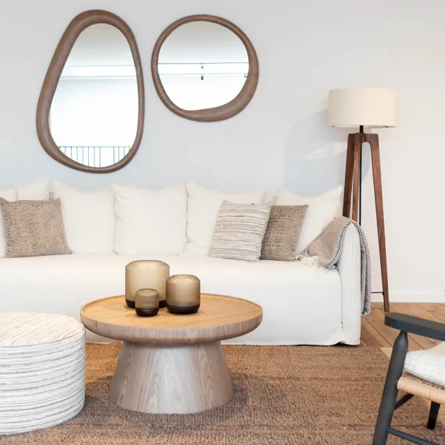 Atmooz Vivio Spiegel – 78 x 80 cm – Licht Walnoot – Organische Ronde Vorm – Eikenfineer Houten Rand – Decoratieve Wandspiegel – Design Spiegel voor Hal of Badkamer – Modern Organisch – Warm Houtlook – Asymmetrisch – Wanddecoratie