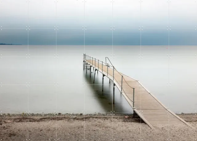 IXXI Silence at the Jetty in Denmark, Claire Droppert - 140 x 100 cm - Grote wanddecoratie en posters - Minimalisme, Fotografie, Realisme, Woonkamer Grijs / Rustig / Blauw