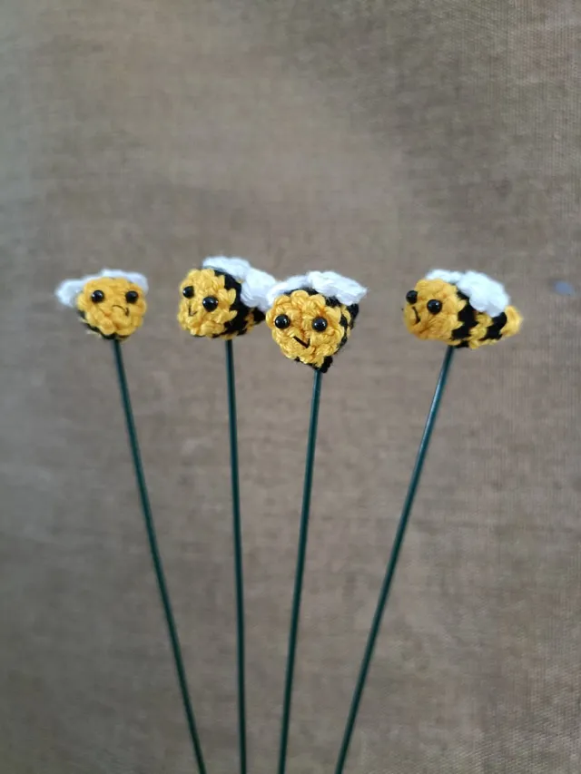Knuffelsenzo Bij op stokje - Gehaakt - Kunstbloem - Handgemaakt zwart