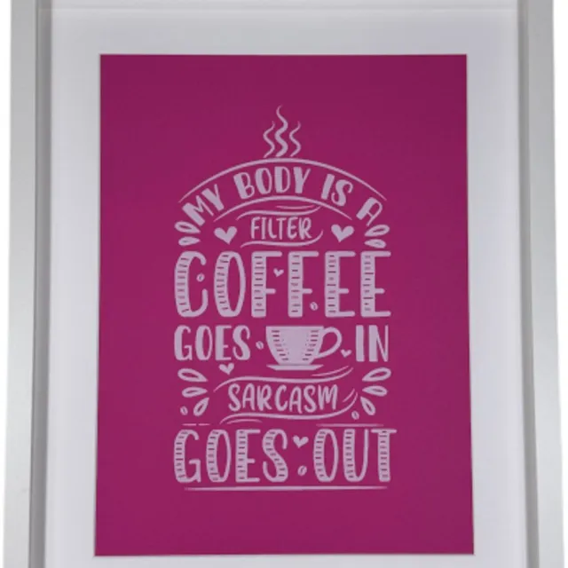 Laserloom Lijst met grappige koffie quote - witte lijst met passe-partout "My body is a filter - coffee goes in, sarcasm goes out" - voor iedere koffieliefhebber of barista - witte letters op roze achtergrond - 40x50cm