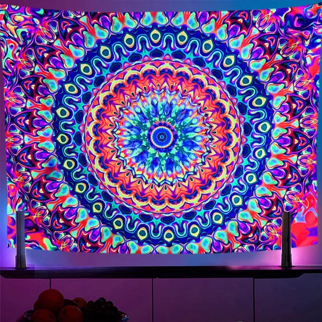 Unyqoos Kleurrijk mandala wandtapijt met blacklight effect voor sfeervolle decoratie Kleurrijke