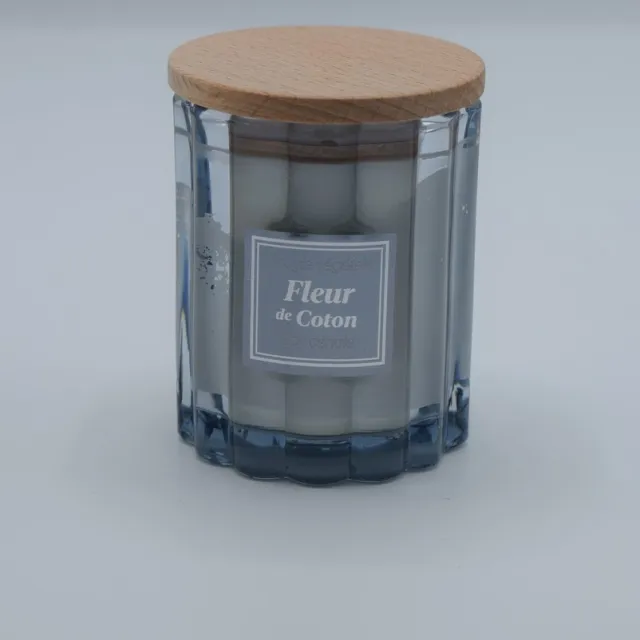 Esprit Provence Plantaardige geurkaars fleur de coton 190 gram Esprit Provence - kaars met retro design grijs