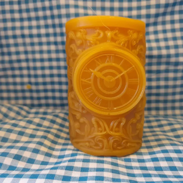 cailleagh's candles and gifts Bijenwas stompkaars met klok geel