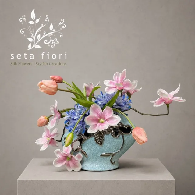 Seta Fiori Zijden bloemen - Opengewerkte vaas met kunstbloemen – Blauw & zachtroze in harmonie - 50cm