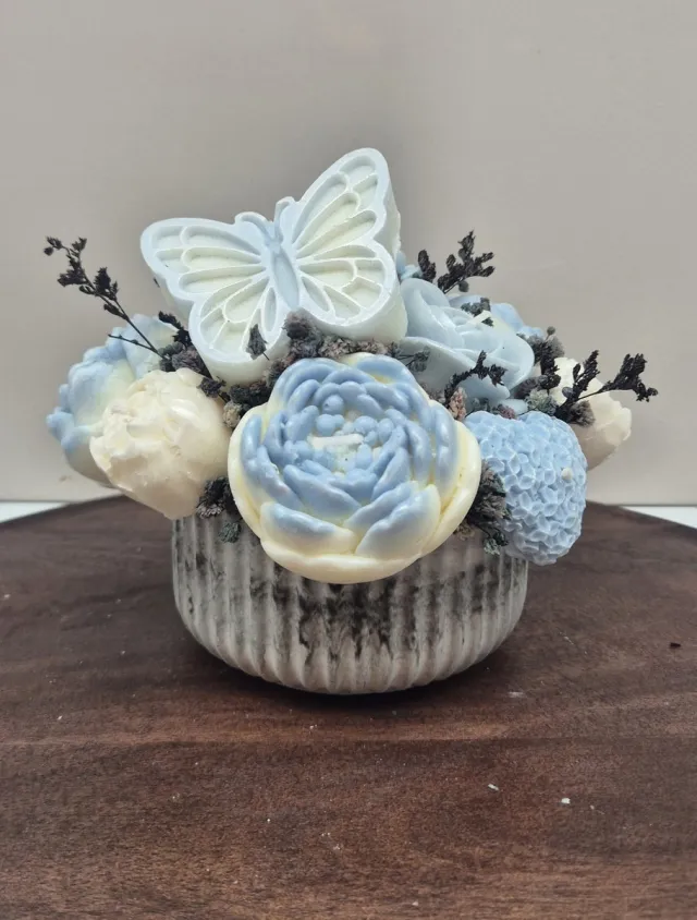 Kaarsgeschenk Kaarsenboeket Butterfly charm - Kaars boeket - Cadeau - Geschenk - Cadeau voor haar - Uniek cadeau - Origineel cadeau - Bloem kaarsen boeket - Candle bouquet - Relatiegeschenk - Kraam cadeau - Vlinder - Kaars blauw en wit