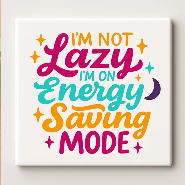 Nevolis Grappige Tegel “I’m Not Lazy, I’m on Energy Saving Mode” – 15x15cm Keramische Wanddecoratie – Humoristisch Huis & Kantoor Cadeau Decoratie Multi Color