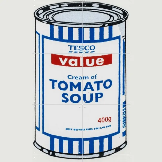 IXXI Tomato Soup Can, Banksy - 80 x 100 cm - Grote wanddecoratie en posters - Pop art, Speels, Illustraties, Street art, Grafisch Ontwerp, Mancave Lichte tinten / Koele tinten / Rood