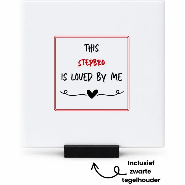 Hacebo this stepbro is loved by me tegeltje met tegelhouder - Broer - iemand die houdt van zijn stiefbroer - tegeltjes met tekst - verjaardag - cadeautje voor broer - broer artikelen - kado - geschenk - spreuktegels - 10.8x10.8 CM Wit