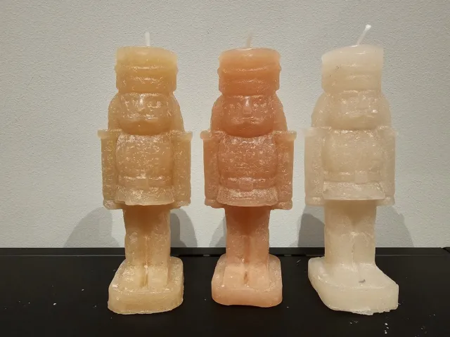 Daan kromhout FROSTY NUTCRACKER WARM SAND MIX CANDLE 4X4X12CM - set van 3 Zand