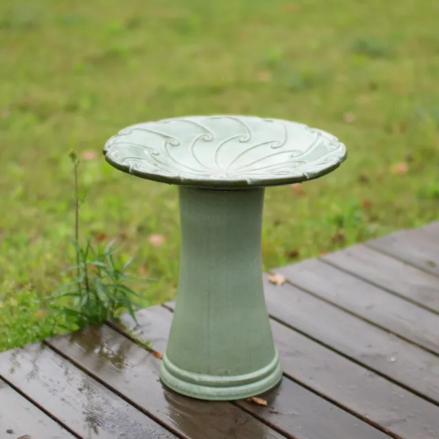 MIVRAY Tuinbeeld – Handgemaakt Vogelbad Met Hoge Voet – Ø 43 x H 45 cm – Keramiek – Lichtgroen – Voor Tuin Terras en Balkon – Vorstbestendig