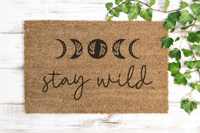 Laser Point Stay Wild | 90x60 cm | Nieuwe huis cadeau | Ingangsmat | Deurmat met stijl | Verhuizing cadeau | Praktisch & trendy | Perfect voor binnenkomst | Cadeau voor nieuwe woning Bruin | Zwart (Gravering 90x60)