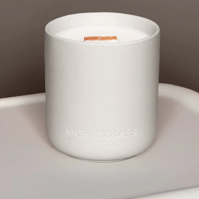 MOS COMÈS Cozy Fireplace Memories MINIMALIST Geurkaars | Grote luxe geurkaars | Natuurlijk & duurzaam | Houten lont met knisper | Vanille, Magnolia, Cederhout, Sandelhout, Violen Grijs