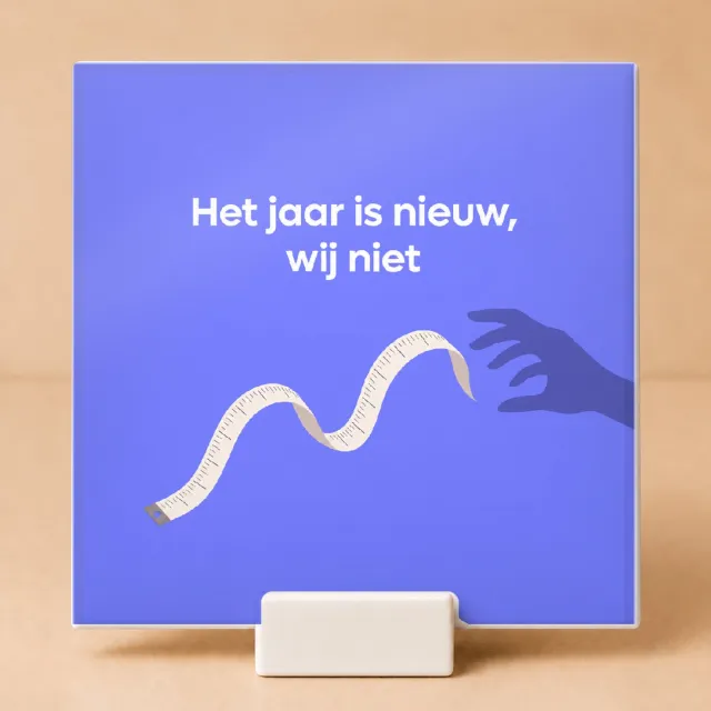 Bedruk King Minimalistische Scandinavische 'Nieuw jaar, zelfde chaos' Tegel – Strakke Wanddecoratie voor Liefhebbers van Eenvoud en Humor - 11 x 11 cm met houder Wit