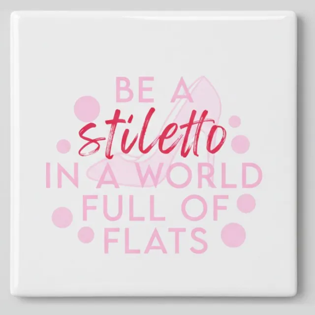 Nevolis Motiverende Quote Keramische Tegel “Be a Stiletto in a World Full of Flats” – Zachte Roze Typografie Wanddecoratie – 15 x 15 cm Multi Color
