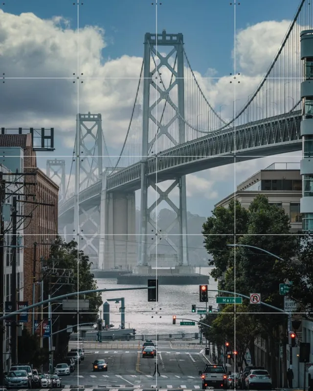 IXXI Bay Bridge, Tristan Zhou - 80 x 100 cm - Grote wanddecoratie en posters - Fotografie, Woonkamer, Mancave, Architectuur, Bruggen, Skyline Grijs / Koele tinten