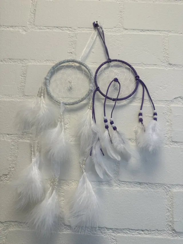 Impuls Dromenvanger met veren - Set van 2 stuks - wit met glitters en paars - Dreamcatcher with feathers- Dia 11 cm x lengte 46 cm - Woonaccessoires Wit + glitters & paars