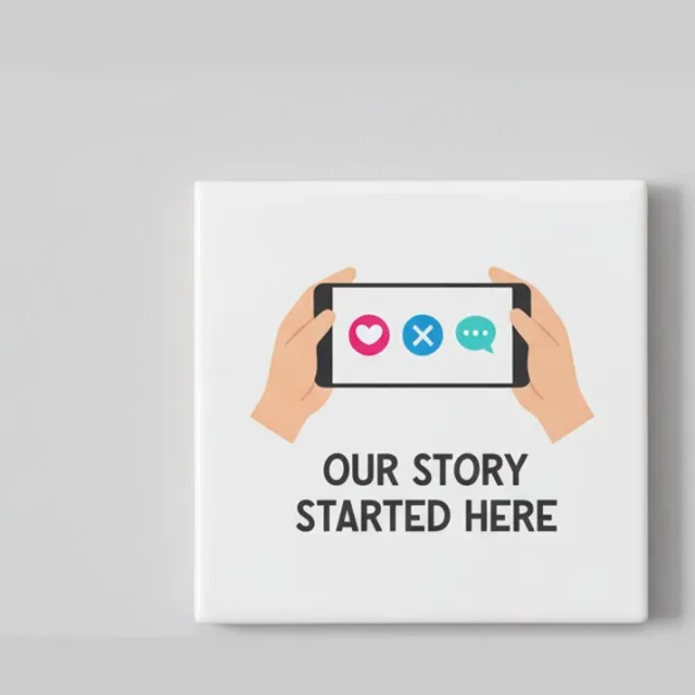 Nevolis “Our Story Started Here” Tegel – Romantische 15×15 cm Keramische Koppel Cadeau & Liefdesverhaal Wanddecoratie Multi Color