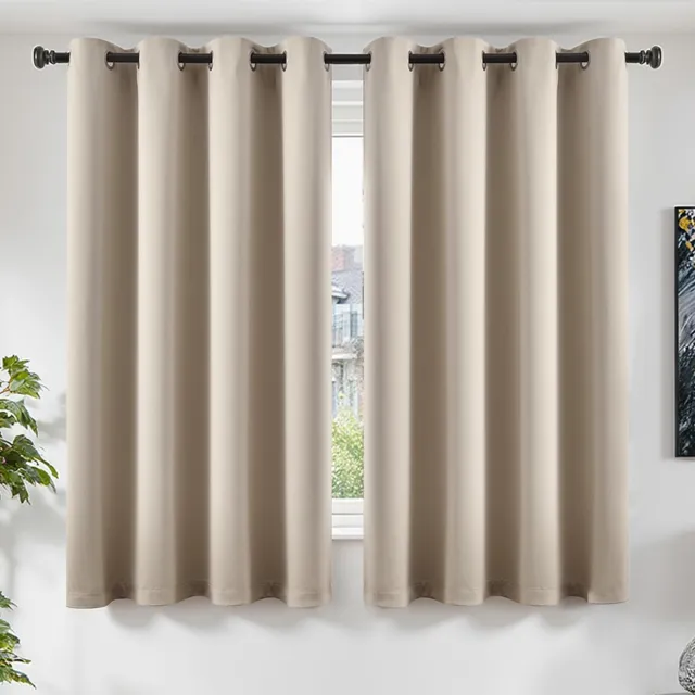 Famanu Ondoorzichtige gordijnen met ringen, set van 2 verduisteringsgordijnen voor woonkamer en slaapkamer, met afmetingen van 160 x 140 cm, beige, zorgt voor een warme uitstraling en biedt privacy