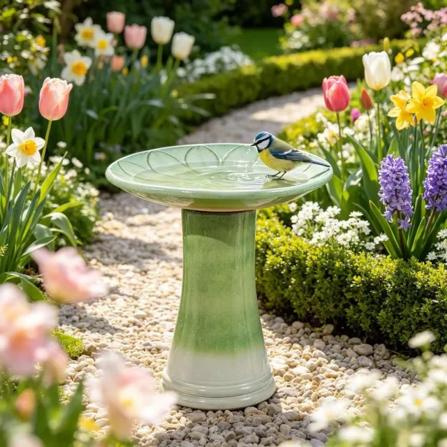 Wishdor Vogelbad op voet - Keramische schaal voor drinken en baden - Bloemreliëf en glanzend glazuur - Weerbestendig en vorstbestendig - Tuin terras wintertuin - Groen-wit - Ø 43 x H 45 cm Groen en wit