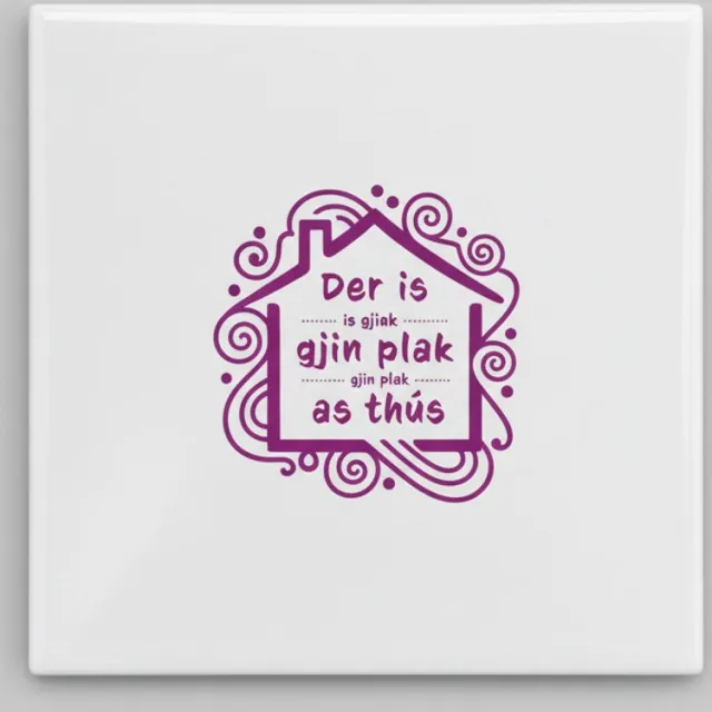 Nevolis Friese Quote Tegel 15×15 cm – “Der is gjin plak as thús” Woondecoratie – Stijlvolle Paarse Design Cadeautegel Multi Color