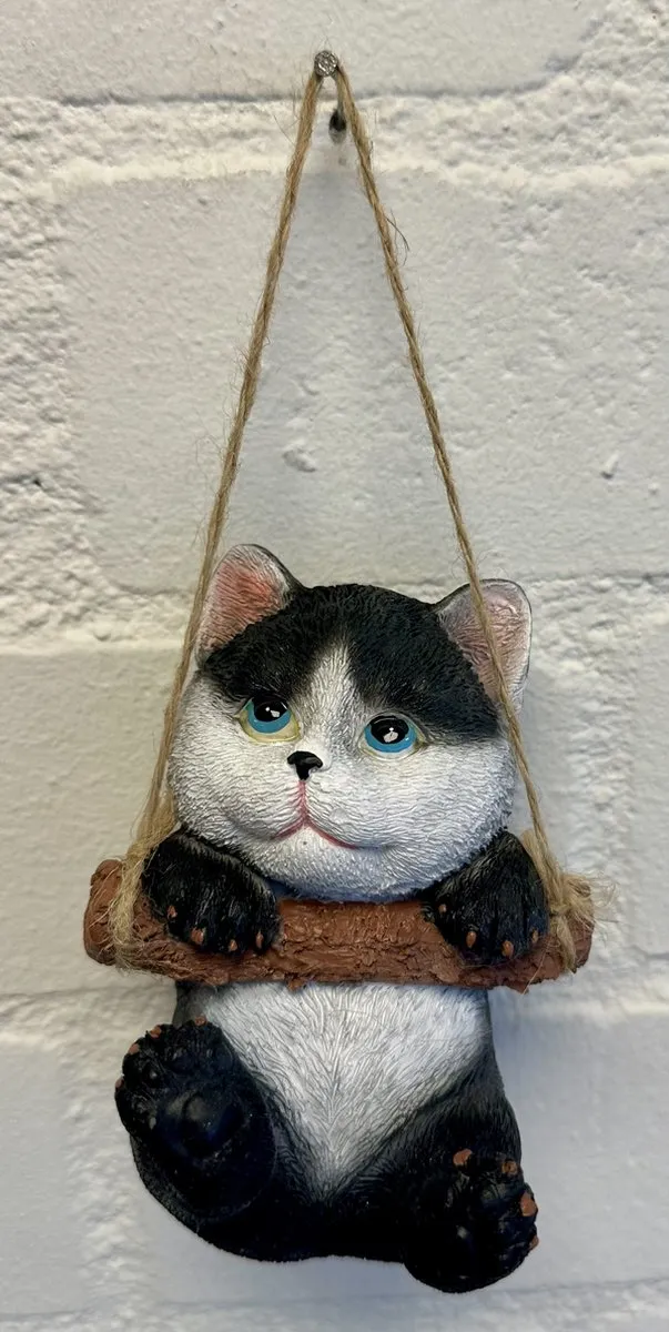 Impuls Polyresin hangend (tuin) dier "kat" - zwart + wit - hoogte 15x10x8 cm - ophangtouw - Voor binnen of buiten - Tuinaccessoires - Woonaccessoires Zwart + wit - kat