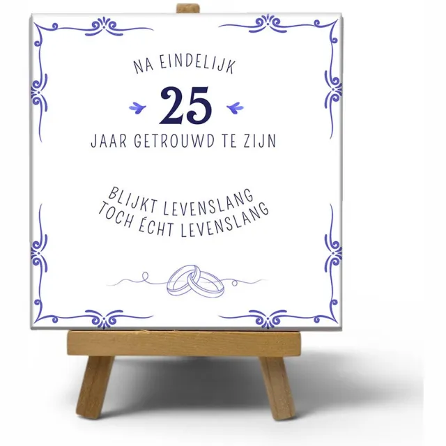 NewCity Geschikt voor Keramisch cadeau tegel getrouwd - Spreuktegel 25 jaar getrouwd - Cadeau voor trouwdag - 11 x 11 cm - Inclusief standaard Meerkleurig
