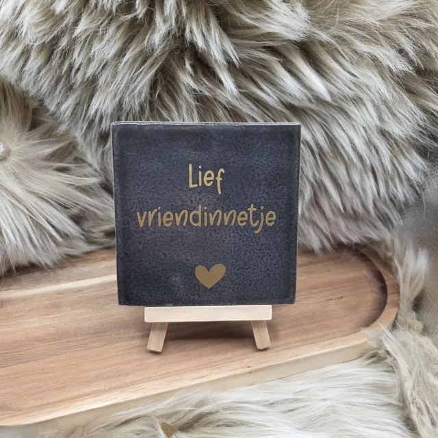 CreaCraft Robuust wenstegeltje "Lief vriendinnetje" - Tegeltjes met tekst - Cadeau voor vriendin - Vriendschap - Incl standaard - Brievenbus cadeau - CreaCraft Robuust zwart/Goud