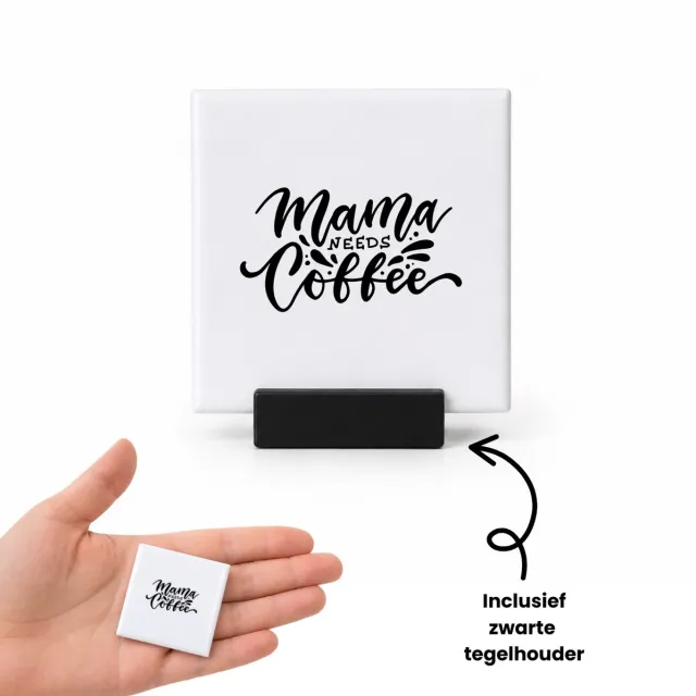Hacebo Mama needs Coffee tegeltje met tegelhouder - Koffie - Koffie liefhebber - tegeltjes met tekst - Geschenk - Cadeau - Gift - spreuktegels - 4.8x4.8 CM Wit