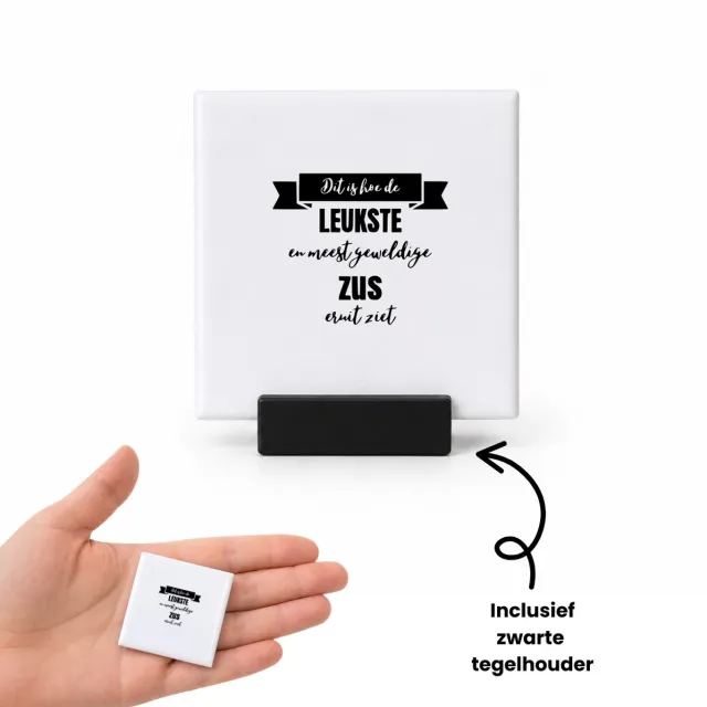 Hacebo Dit is hoe de leukste en meest geweldige zus eruit ziet tegeltje met tegelhouder - Zus - Familie - tegeltjes met tekst - Cadeau - spreuktegels - 4.8x4.8 CM Wit