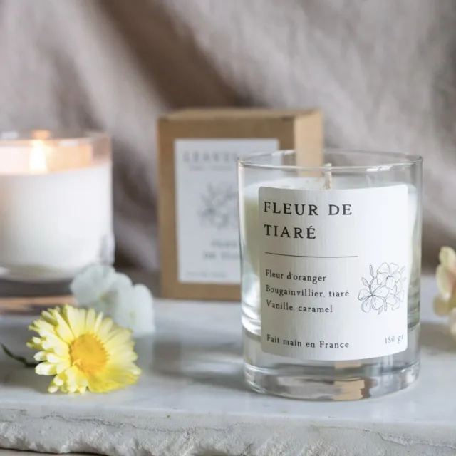 Leaves&Co Natuurlijke gezonde geurkaars “Fleur De Tiare” 150gr - Oranjebloesem geurkaars met gedroogde bloemen - Huisparfum kaars - Geen GMO, 100% natuurlijk, pesticidenvrij wit