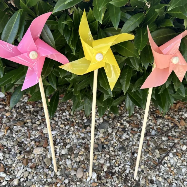 Impuls Set van 3 windmolens - kunststof+houten steker - meerkleurig - geel-oranje-roze - dia 17 cm x hoogte 48 cm - Tuinaccessoires - tuinstekers