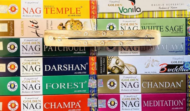 Vijayshree GOLDEN NAG WIEROOK ASSORTIMENT 12 SOORTEN (12 PAKJES X 15G)+wierookhouder van mangowood ZWART