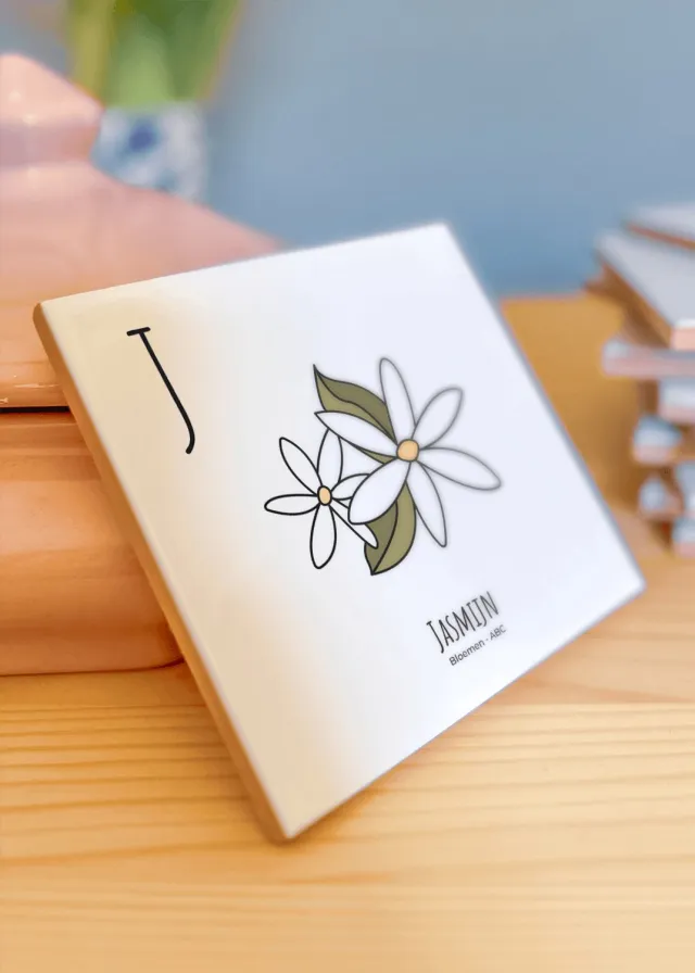 PosterPlaats Jasmijn - ABC tegeltje Bloemen - Keramiek met Handgetekende Illustratie - Tegeltje met tekst - Wanddecoratie - Woondecoratie - Relatiegeschenk - Souvenir - 10,8 x 10,8 cm Blauw