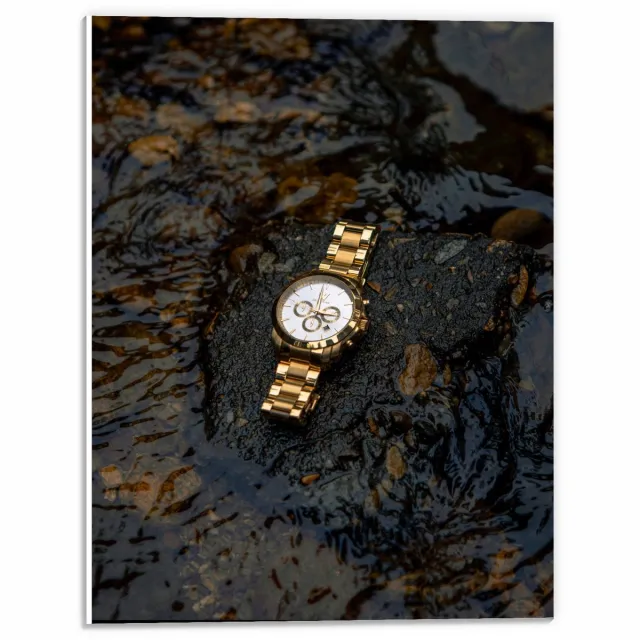 KuijsFotoprint Forex - Goude Horloge op Waterige Steen - 30x40cm Foto op Forex Blauw