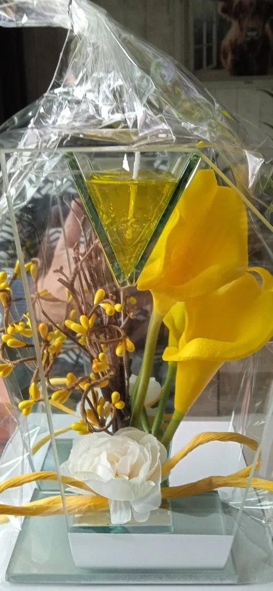 Robas Glasdecoratie in glas met gele bloemen en gelei lichtje. geel